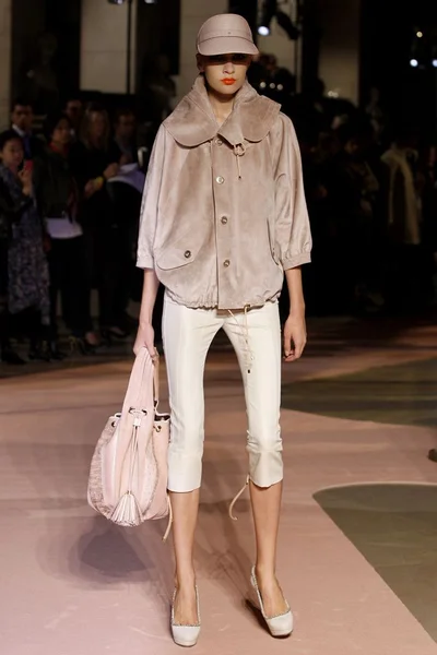 Look 10